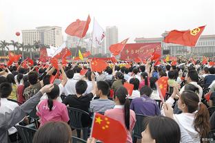 小手一抖！东契奇抛出超高弧线 赛前热身杂耍三分空心落袋